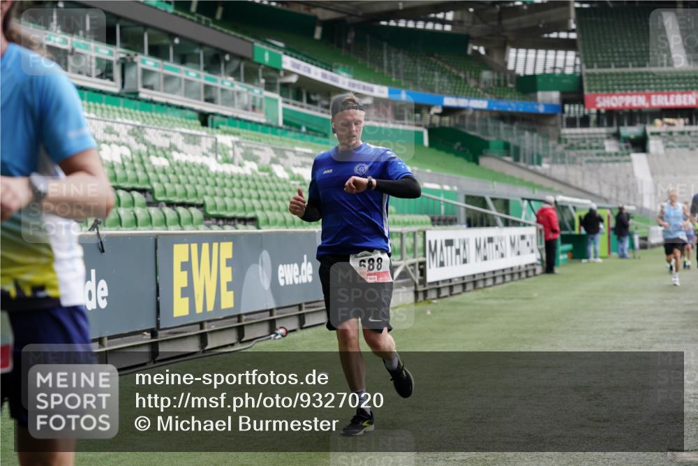 05.10.2025 - 20. swb-Marathon Bremen Michael Burmester http://msf.ph/oto/9327020 05.10.2025 12:50:36 Laufen im Stadion 122, 217, 511, 679, 688, 736, 745, 845, 906, 939, 1025, 1033, 1044, 1166, 1359, 1388, 1450, 1707, 2059, 2381, 2721, 3228, 3259, 3291, 3353, 4318, 4366, 4367, 4938, 4962, 5118, 5184, 5389, 5418, 5564, 5873, 6214, 6216, 6252, 6281, 6681, 6717, 7493, 7826, 7963, 8873, 8907, 8995, 217, 287, 424, 3885, 4006, 4438, 4870, 5894, 6805, 7647, 7987, 8401, 8536, 9118 meine-sportfotos.de