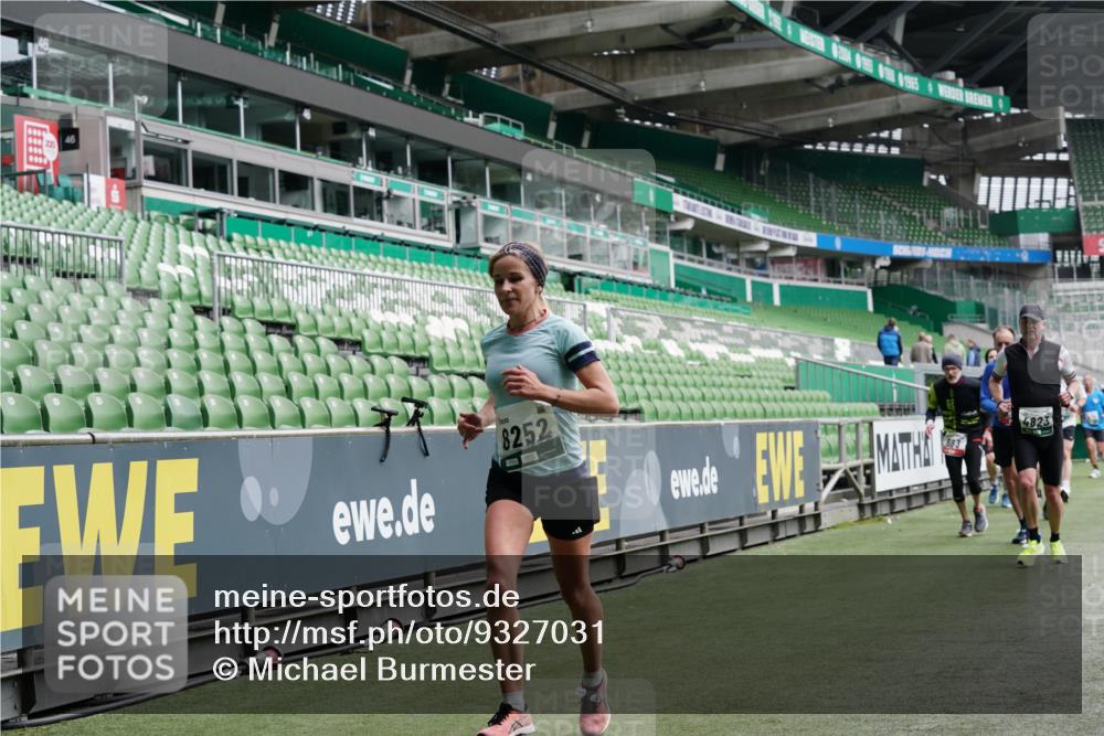 05.10.2025 - 20. swb-Marathon Bremen Michael Burmester http://msf.ph/oto/9327031 05.10.2025 12:55:10 Laufen im Stadion 82, 104, 124, 169, 319, 417, 663, 944, 1308, 1326, 1474, 1483, 1721, 1737, 1897, 1910, 1945, 2022, 2024, 2180, 2265, 2274, 2431, 2494, 2642, 2716, 2767, 3069, 3193, 3224, 3359, 3436, 3489, 3531, 3838, 3848, 4212, 4257, 4595, 4672, 4771, 4816, 4823, 4837, 4919, 4958, 5034, 5177, 5452, 5554, 5666, 5833, 5869, 5907, 6106, 6184, 6527, 6649, 6683, 7052, 7494, 7814, 7928, 7986, 8642, 8653, 8737, 53, 132, 289, 504, 524, 756, 1896, 1976, 2573, 2841, 3212, 5022, 5206, 5978 meine-sportfotos.de