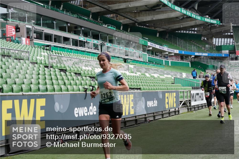 05.10.2025 - 20. swb-Marathon Bremen Michael Burmester http://msf.ph/oto/9327035 05.10.2025 12:55:10 Laufen im Stadion 82, 104, 124, 169, 319, 417, 663, 944, 1308, 1326, 1474, 1483, 1721, 1737, 1897, 1910, 1945, 2022, 2024, 2180, 2265, 2274, 2431, 2494, 2642, 2716, 2767, 3069, 3193, 3224, 3359, 3436, 3489, 3531, 3838, 3848, 4212, 4257, 4595, 4672, 4771, 4816, 4823, 4837, 4919, 4958, 5034, 5177, 5452, 5554, 5666, 5833, 5869, 5907, 6106, 6184, 6527, 6649, 6683, 7052, 7494, 7814, 7928, 7986, 8642, 8653, 8737, 53, 132, 289, 504, 524, 756, 1896, 1976, 2573, 2841, 3212, 5022, 5206, 5978 meine-sportfotos.de