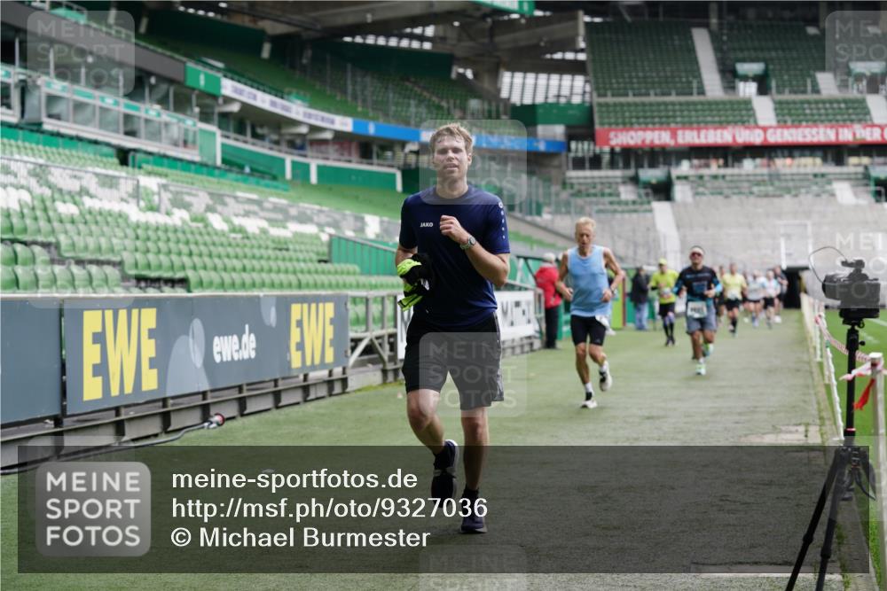 05.10.2025 - 20. swb-Marathon Bremen Michael Burmester http://msf.ph/oto/9327036 05.10.2025 12:50:40 Laufen im Stadion 122, 334, 511, 679, 688, 736, 745, 845, 906, 939, 1025, 1033, 1044, 1166, 1359, 1388, 1450, 1707, 2059, 2381, 2721, 3228, 3259, 3291, 3353, 3608, 4318, 4366, 4367, 4938, 4962, 5118, 5184, 5389, 5418, 5564, 5817, 5873, 6214, 6216, 6252, 6281, 6477, 6681, 6717, 7493, 7826, 7963, 8873, 8907, 8995, 217, 287, 3885, 4006, 4438, 4870, 5894, 6805, 8401, 8536, 9118 meine-sportfotos.de