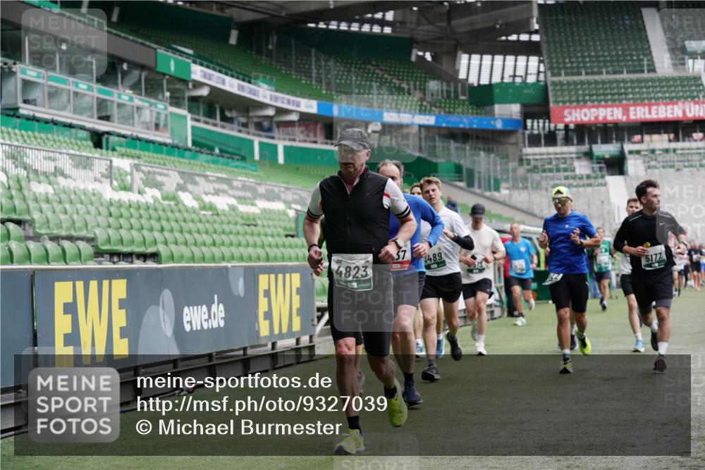 05.10.2025 - 20. swb-Marathon Bremen Michael Burmester http://msf.ph/oto/9327039 05.10.2025 12:55:11 Laufen im Stadion 82, 104, 124, 169, 319, 417, 663, 944, 1308, 1326, 1474, 1483, 1531, 1721, 1737, 1897, 1910, 1945, 2022, 2024, 2180, 2265, 2274, 2431, 2494, 2642, 2716, 2767, 3069, 3224, 3359, 3436, 3489, 3531, 3838, 3848, 3944, 4212, 4257, 4595, 4672, 4771, 4816, 4823, 4837, 4919, 4958, 5034, 5177, 5452, 5554, 5833, 5869, 5907, 6106, 6184, 6527, 6649, 6683, 7052, 7814, 7928, 7986, 8642, 8653, 53, 132, 289, 504, 524, 756, 1896, 1976, 2573, 2841, 3212, 5022, 5206, 5978 meine-sportfotos.de