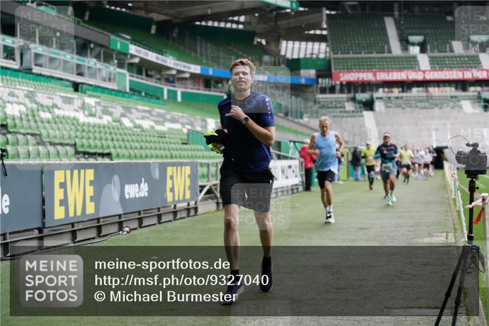 05.10.2025 - 20. swb-Marathon Bremen Michael Burmester http://msf.ph/oto/9327040 05.10.2025 12:50:40 Laufen im Stadion 122, 334, 511, 679, 688, 736, 745, 845, 906, 939, 1025, 1033, 1044, 1166, 1359, 1388, 1450, 1707, 2059, 2381, 2721, 3228, 3259, 3291, 3353, 3608, 4318, 4366, 4367, 4938, 4962, 5118, 5184, 5389, 5418, 5564, 5817, 5873, 6214, 6216, 6252, 6281, 6477, 6681, 6717, 7493, 7826, 7963, 8873, 8907, 8995, 217, 287, 3885, 4006, 4438, 4870, 5894, 6805, 8401, 8536, 9118 meine-sportfotos.de
