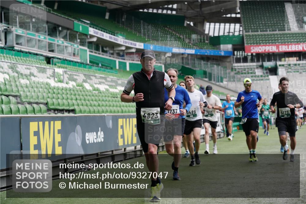 05.10.2025 - 20. swb-Marathon Bremen Michael Burmester http://msf.ph/oto/9327047 05.10.2025 12:55:11 Laufen im Stadion 82, 104, 124, 169, 319, 417, 663, 944, 1308, 1326, 1474, 1483, 1531, 1721, 1737, 1897, 1910, 1945, 2022, 2024, 2180, 2265, 2274, 2431, 2494, 2642, 2716, 2767, 3069, 3224, 3359, 3436, 3489, 3531, 3838, 3848, 3944, 4212, 4257, 4595, 4672, 4771, 4816, 4823, 4837, 4919, 4958, 5034, 5177, 5452, 5554, 5833, 5869, 5907, 6106, 6184, 6527, 6649, 6683, 7052, 7814, 7928, 7986, 8642, 8653, 53, 132, 289, 504, 524, 756, 1896, 1976, 2573, 2841, 3212, 5022, 5206, 5978 meine-sportfotos.de