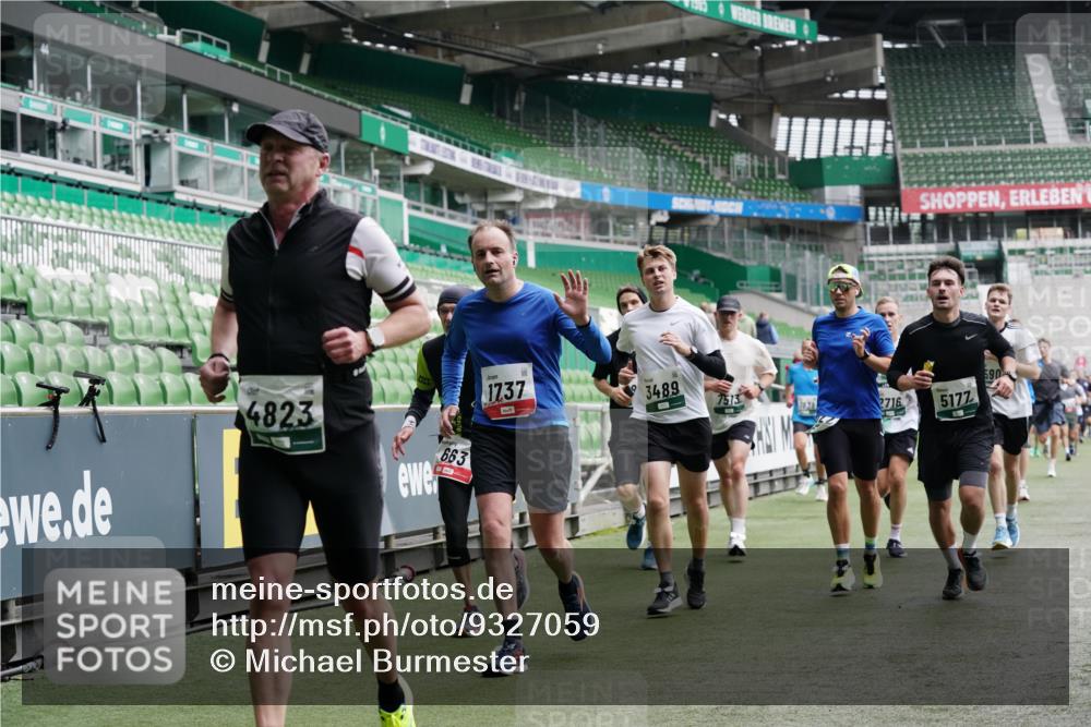 05.10.2025 - 20. swb-Marathon Bremen Michael Burmester http://msf.ph/oto/9327059 05.10.2025 12:55:12 Laufen im Stadion 82, 104, 124, 169, 319, 417, 663, 944, 1308, 1326, 1474, 1483, 1531, 1721, 1737, 1897, 1910, 1945, 2022, 2024, 2180, 2265, 2274, 2431, 2494, 2605, 2642, 2716, 2767, 3069, 3224, 3359, 3489, 3531, 3838, 3848, 3944, 4212, 4257, 4672, 4771, 4816, 4823, 4837, 4919, 4958, 5034, 5177, 5452, 5554, 5833, 5869, 5907, 6106, 6184, 6527, 6649, 6683, 7052, 7814, 7928, 7986, 8642, 8653, 53, 132, 289, 504, 524, 1896, 1976, 2573, 2841, 3212, 5022, 5206, 5978 meine-sportfotos.de