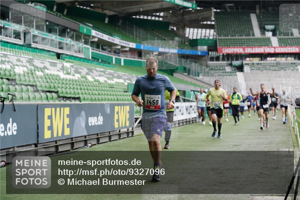 05.10.2025 - 20. swb-Marathon Bremen Michael Burmester http://msf.ph/oto/9327096 05.10.2025 12:50:48 Laufen im Stadion 122, 334, 601, 679, 688, 736, 745, 906, 1025, 1033, 1037, 1044, 1166, 1359, 1450, 1689, 1707, 1909, 2059, 2381, 2721, 3228, 3259, 3267, 3291, 3419, 3608, 3661, 4032, 4318, 4366, 4938, 4962, 5184, 5389, 5418, 5551, 5564, 5817, 5838, 5873, 6216, 6252, 6281, 6401, 6477, 6681, 6717, 7493, 7826, 7963, 8083, 8907, 8995, 217, 287, 511, 845, 939, 1388, 1707, 3259, 3353, 3885, 4006, 4367, 4870, 5118, 5894, 6214, 6281, 8401, 8536, 8873, 9118 meine-sportfotos.de