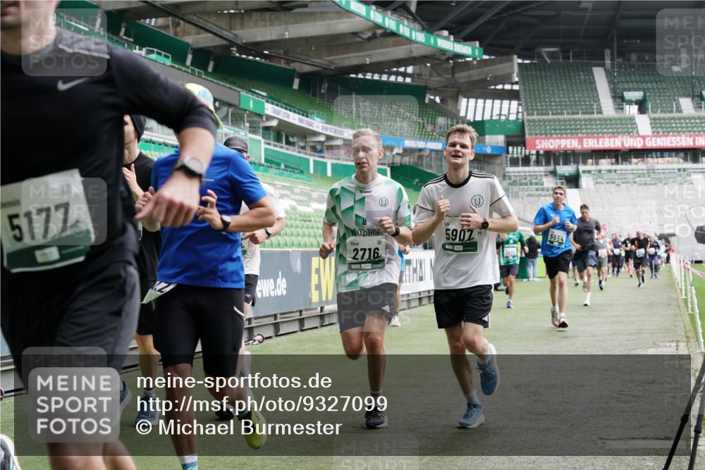 05.10.2025 - 20. swb-Marathon Bremen Michael Burmester http://msf.ph/oto/9327099 05.10.2025 12:55:15 Laufen im Stadion 82, 104, 124, 169, 319, 417, 663, 760, 944, 1308, 1326, 1474, 1483, 1531, 1721, 1737, 1897, 1910, 1945, 2022, 2024, 2180, 2265, 2274, 2431, 2494, 2605, 2642, 2716, 2767, 2884, 3069, 3224, 3359, 3489, 3531, 3838, 3848, 3944, 4212, 4257, 4672, 4771, 4816, 4823, 4837, 4853, 4919, 5034, 5093, 5152, 5177, 5452, 5484, 5554, 5833, 5869, 5907, 6106, 6184, 6276, 6527, 6649, 7052, 7814, 7928, 7986, 8642, 8653, 132, 289, 504, 1896, 1976, 2573, 2841, 3212, 5022, 5206, 5978 meine-sportfotos.de