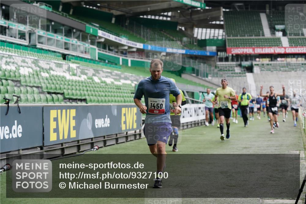 05.10.2025 - 20. swb-Marathon Bremen Michael Burmester http://msf.ph/oto/9327100 05.10.2025 12:50:48 Laufen im Stadion 122, 334, 601, 679, 688, 736, 745, 906, 1025, 1033, 1037, 1044, 1166, 1359, 1450, 1689, 1707, 1909, 2059, 2381, 2721, 3228, 3259, 3267, 3291, 3419, 3608, 3661, 4032, 4318, 4366, 4938, 4962, 5184, 5389, 5418, 5551, 5564, 5817, 5838, 5873, 6216, 6252, 6281, 6401, 6477, 6681, 6717, 7493, 7826, 7963, 8083, 8907, 8995, 217, 287, 511, 845, 939, 1388, 1707, 3259, 3353, 3885, 4006, 4367, 4870, 5118, 5894, 6214, 6281, 8401, 8536, 8873, 9118 meine-sportfotos.de