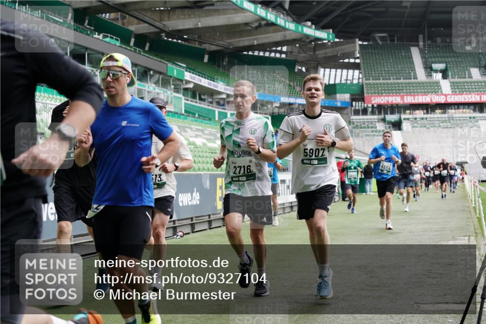05.10.2025 - 20. swb-Marathon Bremen Michael Burmester http://msf.ph/oto/9327104 05.10.2025 12:55:15 Laufen im Stadion 82, 104, 124, 169, 319, 417, 663, 760, 944, 1308, 1326, 1474, 1483, 1531, 1721, 1737, 1897, 1910, 1945, 2022, 2024, 2180, 2265, 2274, 2431, 2494, 2605, 2642, 2716, 2767, 2884, 3069, 3224, 3359, 3489, 3531, 3838, 3848, 3944, 4212, 4257, 4672, 4771, 4816, 4823, 4837, 4853, 4919, 5034, 5093, 5152, 5177, 5452, 5484, 5554, 5833, 5869, 5907, 6106, 6184, 6276, 6527, 6649, 7052, 7814, 7928, 7986, 8642, 8653, 132, 289, 504, 1896, 1976, 2573, 2841, 3212, 5022, 5206, 5978 meine-sportfotos.de
