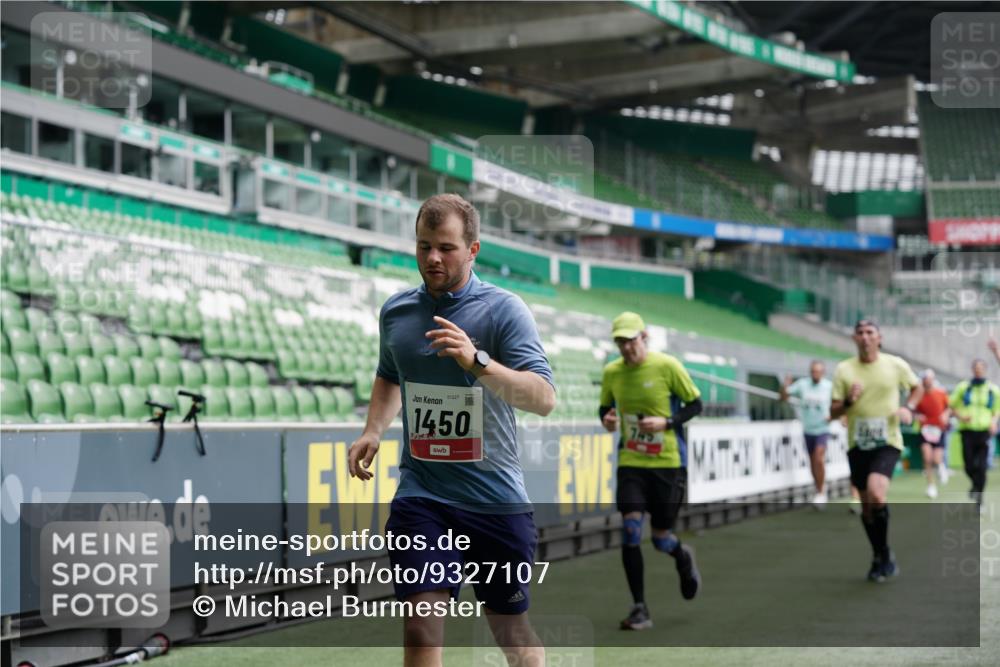 05.10.2025 - 20. swb-Marathon Bremen Michael Burmester http://msf.ph/oto/9327107 05.10.2025 12:50:49 Laufen im Stadion 122, 334, 601, 679, 688, 736, 745, 906, 1025, 1033, 1037, 1044, 1166, 1359, 1450, 1689, 1909, 2059, 2381, 2721, 3228, 3267, 3291, 3419, 3608, 3661, 4032, 4318, 4366, 4938, 4962, 5184, 5389, 5418, 5551, 5564, 5817, 5838, 5873, 6216, 6252, 6401, 6477, 6681, 6717, 7493, 7826, 7963, 8083, 8907, 8995, 217, 287, 511, 845, 939, 1388, 1707, 3259, 3353, 3885, 4006, 4367, 5118, 5894, 6214, 6281, 8401, 8536, 8873, 9118 meine-sportfotos.de