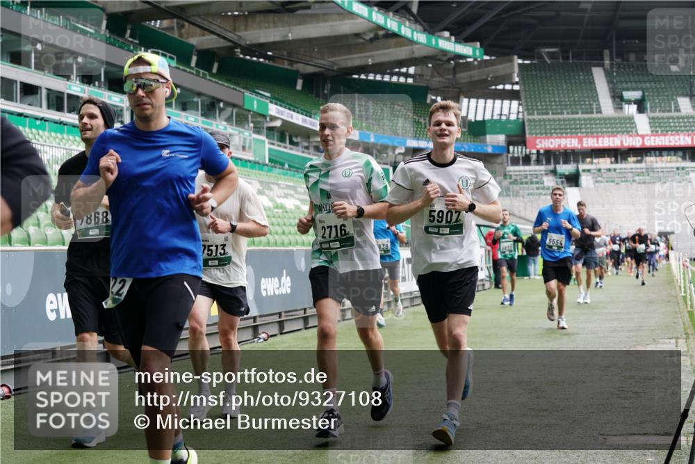 05.10.2025 - 20. swb-Marathon Bremen Michael Burmester http://msf.ph/oto/9327108 05.10.2025 12:55:15 Laufen im Stadion 82, 104, 124, 169, 319, 417, 663, 760, 944, 1308, 1326, 1474, 1483, 1531, 1721, 1737, 1897, 1910, 1945, 2022, 2024, 2180, 2265, 2274, 2431, 2494, 2605, 2642, 2716, 2767, 2884, 3069, 3224, 3359, 3489, 3531, 3838, 3848, 3944, 4212, 4257, 4672, 4771, 4816, 4823, 4837, 4853, 4919, 5034, 5093, 5152, 5177, 5452, 5484, 5554, 5833, 5869, 5907, 6106, 6184, 6276, 6527, 6649, 7052, 7814, 7928, 7986, 8642, 8653, 132, 289, 504, 1896, 1976, 2573, 2841, 3212, 5022, 5206, 5978 meine-sportfotos.de