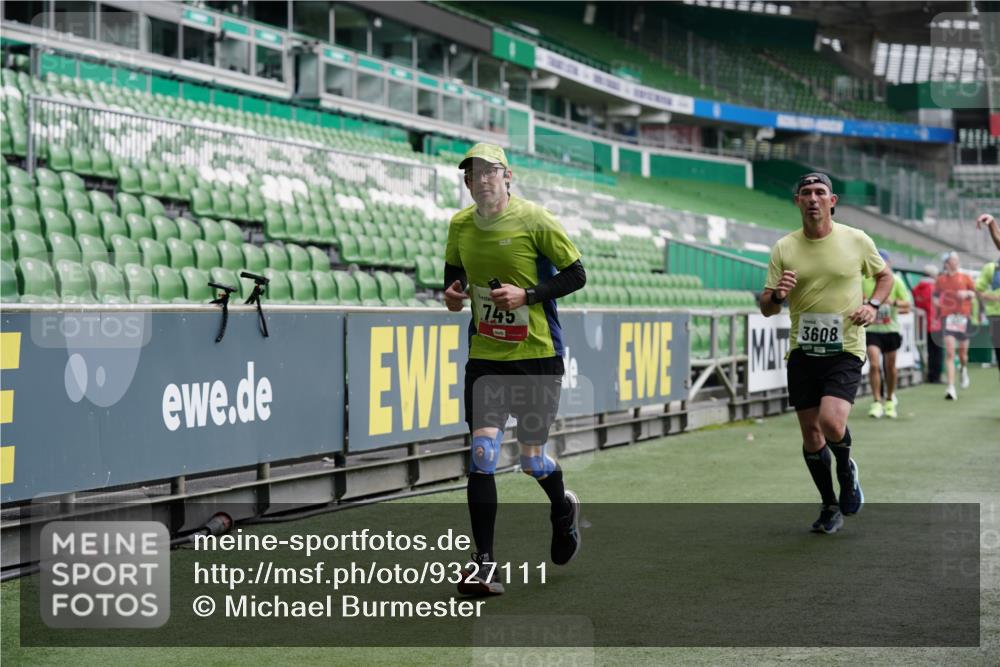 05.10.2025 - 20. swb-Marathon Bremen Michael Burmester http://msf.ph/oto/9327111 05.10.2025 12:50:51 Laufen im Stadion 122, 334, 503, 601, 679, 688, 736, 745, 906, 1025, 1033, 1037, 1044, 1166, 1359, 1450, 1689, 1909, 2059, 2381, 2721, 3228, 3267, 3291, 3419, 3608, 3661, 4032, 4104, 4366, 4938, 4962, 5184, 5389, 5418, 5551, 5564, 5817, 5838, 5873, 6252, 6401, 6477, 6681, 6717, 7493, 7826, 7963, 8083, 8907, 8995, 217, 287, 511, 845, 939, 1388, 1707, 3259, 3353, 3885, 4006, 4318, 4367, 5118, 5894, 6214, 6216, 6281, 8401, 8536, 8873, 9118 meine-sportfotos.de