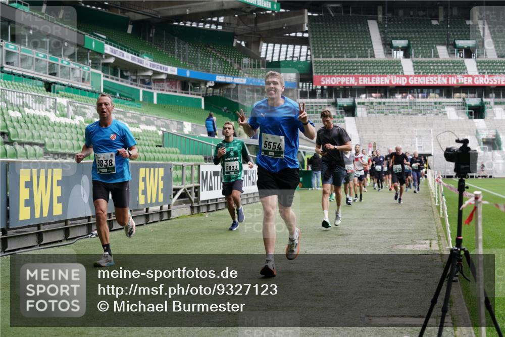 05.10.2025 - 20. swb-Marathon Bremen Michael Burmester http://msf.ph/oto/9327123 05.10.2025 12:55:18 Laufen im Stadion 78, 82, 104, 124, 169, 319, 417, 663, 760, 944, 1326, 1474, 1483, 1531, 1721, 1737, 1910, 1945, 2022, 2162, 2180, 2265, 2431, 2494, 2605, 2642, 2716, 2767, 2884, 3069, 3074, 3489, 3515, 3519, 3531, 3838, 3848, 3944, 4212, 4257, 4672, 4771, 4796, 4816, 4823, 4853, 4919, 5034, 5093, 5152, 5177, 5452, 5484, 5554, 5833, 5869, 5907, 6106, 6184, 6276, 6527, 6649, 7052, 7928, 8642, 132, 289, 504, 1896, 1976, 2573, 2841, 3212, 5022, 5206, 5978 meine-sportfotos.de