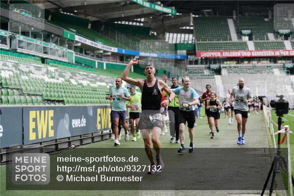 05.10.2025 - 20. swb-Marathon Bremen Michael Burmester http://msf.ph/oto/9327132 05.10.2025 12:50:53 Laufen im Stadion 122, 334, 503, 601, 679, 688, 736, 745, 906, 1025, 1033, 1037, 1044, 1166, 1359, 1450, 1689, 1909, 2059, 2381, 2721, 3228, 3267, 3291, 3419, 3608, 3661, 4032, 4104, 4366, 4938, 4962, 5184, 5389, 5418, 5551, 5564, 5817, 5838, 5873, 6252, 6401, 6477, 6681, 6717, 7493, 7826, 7963, 8083, 8907, 8995, 217, 287, 511, 845, 939, 1388, 1707, 3259, 3353, 4006, 4318, 4367, 5118, 6214, 6216, 6281, 8401, 8536, 8873, 9118 meine-sportfotos.de