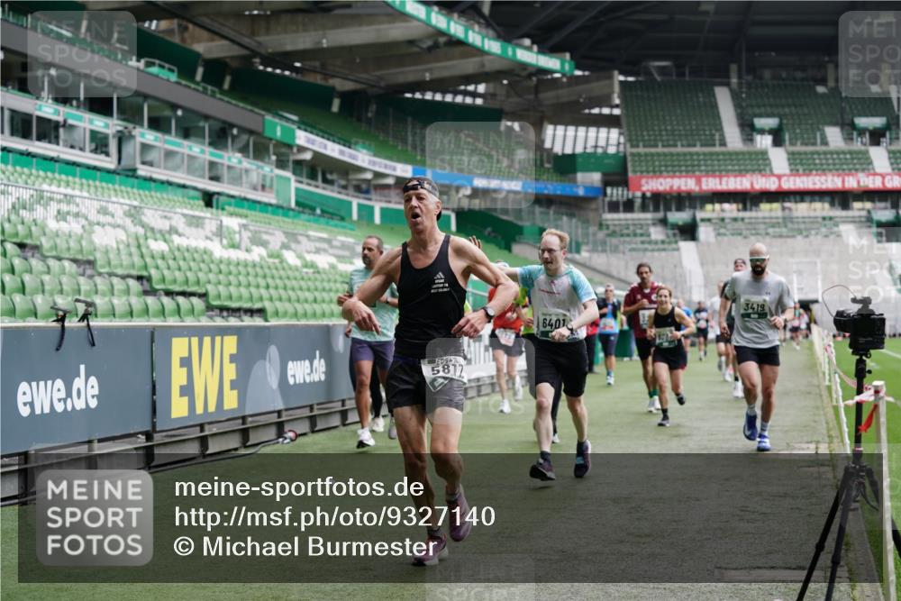 05.10.2025 - 20. swb-Marathon Bremen Michael Burmester http://msf.ph/oto/9327140 05.10.2025 12:50:54 Laufen im Stadion 122, 334, 503, 601, 679, 688, 736, 745, 906, 1025, 1033, 1037, 1044, 1166, 1359, 1450, 1499, 1689, 1909, 2059, 2381, 2721, 3228, 3267, 3291, 3419, 3608, 3661, 4032, 4104, 4366, 4938, 4962, 5184, 5389, 5418, 5551, 5564, 5817, 5838, 5873, 6066, 6252, 6401, 6477, 6681, 6717, 7493, 7826, 7963, 8083, 8907, 8995, 217, 287, 511, 845, 939, 1388, 1707, 3259, 3353, 4006, 4318, 4367, 5118, 6214, 6216, 6281, 8401, 8536, 8873, 9118 meine-sportfotos.de