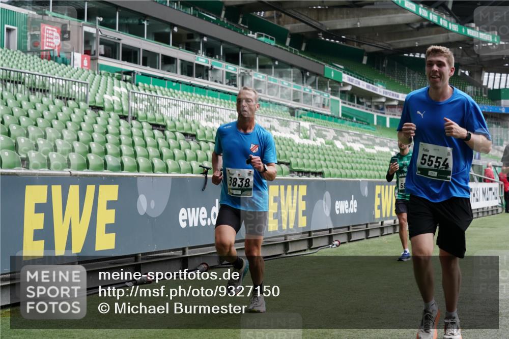 05.10.2025 - 20. swb-Marathon Bremen Michael Burmester http://msf.ph/oto/9327150 05.10.2025 12:55:19 Laufen im Stadion 78, 82, 104, 124, 169, 240, 319, 417, 663, 760, 944, 1326, 1474, 1483, 1531, 1721, 1737, 1910, 1945, 2022, 2162, 2180, 2265, 2431, 2494, 2605, 2642, 2716, 2767, 2884, 3069, 3074, 3489, 3515, 3519, 3531, 3838, 3848, 3944, 4195, 4212, 4257, 4672, 4771, 4796, 4816, 4823, 4853, 4919, 5034, 5093, 5152, 5177, 5289, 5452, 5484, 5554, 5833, 5869, 5907, 6106, 6184, 6276, 6527, 6570, 6649, 7052, 7928, 8642, 132, 289, 504, 1896, 1976, 2573, 5022, 5206, 5978 meine-sportfotos.de