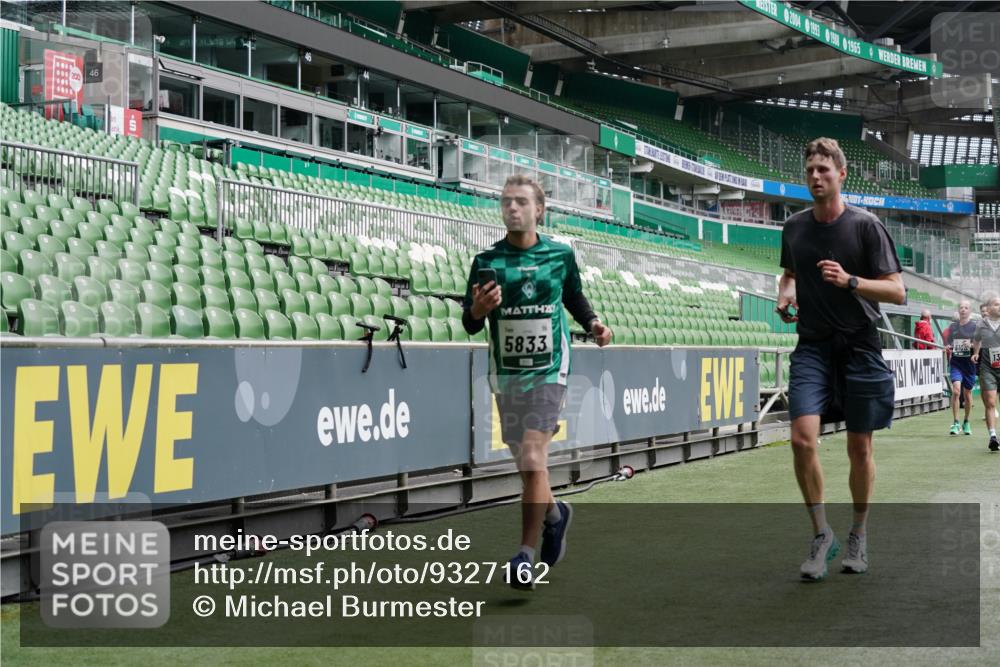 05.10.2025 - 20. swb-Marathon Bremen Michael Burmester http://msf.ph/oto/9327162 05.10.2025 12:55:21 Laufen im Stadion 78, 82, 104, 124, 169, 240, 319, 417, 663, 760, 944, 1326, 1474, 1483, 1490, 1531, 1721, 1737, 1910, 1945, 2022, 2162, 2180, 2265, 2431, 2459, 2494, 2605, 2642, 2716, 2767, 2884, 3069, 3074, 3489, 3515, 3519, 3531, 3612, 3838, 3848, 3944, 4079, 4116, 4195, 4212, 4257, 4456, 4672, 4771, 4796, 4816, 4823, 4853, 4919, 5034, 5093, 5152, 5177, 5289, 5452, 5484, 5554, 5833, 5907, 6048, 6106, 6184, 6276, 6527, 6570, 6649, 6937, 7052, 8642, 289, 504, 1896, 5022, 5978 meine-sportfotos.de