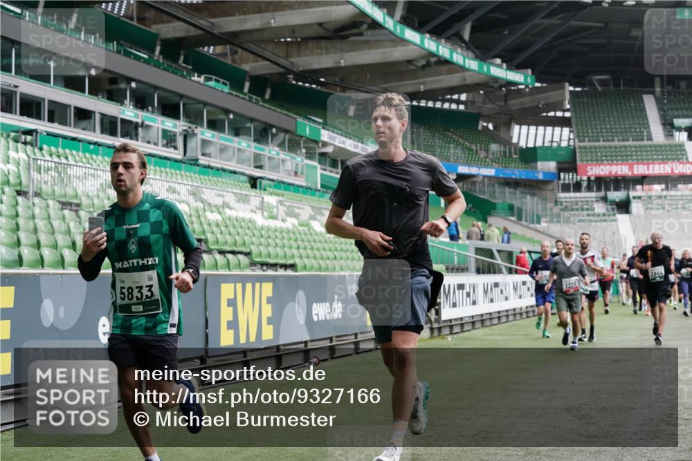 05.10.2025 - 20. swb-Marathon Bremen Michael Burmester http://msf.ph/oto/9327166 05.10.2025 12:55:21 Laufen im Stadion 78, 82, 104, 124, 169, 240, 319, 417, 663, 760, 944, 1326, 1474, 1483, 1490, 1531, 1721, 1737, 1910, 1945, 2022, 2162, 2180, 2265, 2431, 2459, 2494, 2605, 2642, 2716, 2767, 2884, 3069, 3074, 3489, 3515, 3519, 3531, 3612, 3838, 3848, 3944, 4079, 4116, 4195, 4212, 4257, 4456, 4672, 4771, 4796, 4816, 4823, 4853, 4919, 5034, 5093, 5152, 5177, 5289, 5452, 5484, 5554, 5833, 5907, 6048, 6106, 6184, 6276, 6527, 6570, 6649, 6937, 7052, 8642, 289, 504, 1896, 5022, 5978 meine-sportfotos.de