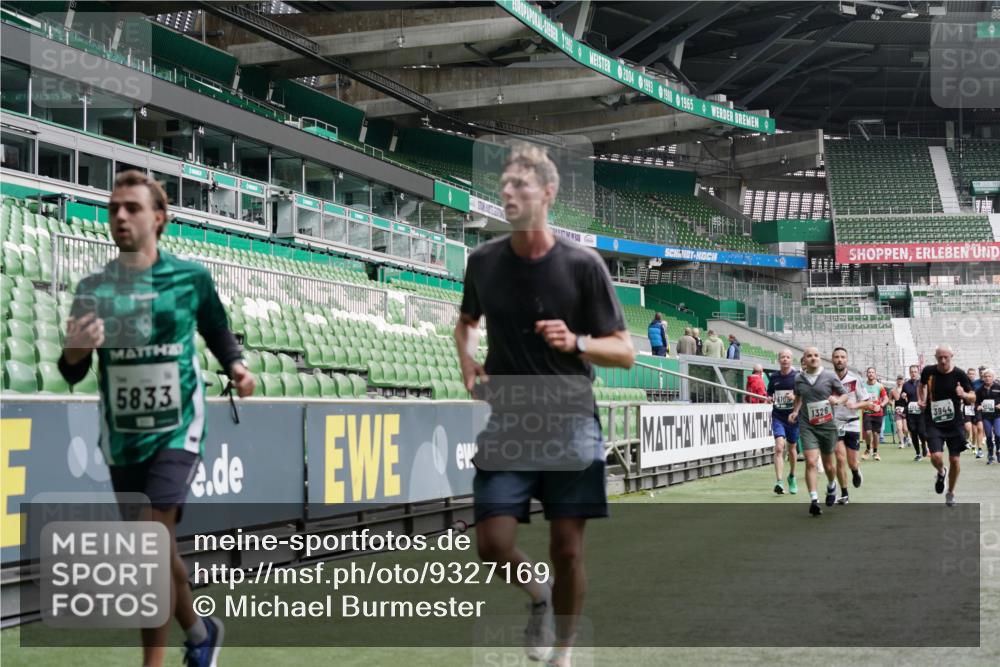 05.10.2025 - 20. swb-Marathon Bremen Michael Burmester http://msf.ph/oto/9327169 05.10.2025 12:55:21 Laufen im Stadion 78, 82, 104, 124, 169, 240, 319, 417, 663, 760, 944, 1326, 1474, 1483, 1490, 1531, 1721, 1737, 1910, 1945, 2022, 2162, 2180, 2265, 2431, 2459, 2494, 2605, 2642, 2716, 2767, 2884, 3069, 3074, 3489, 3515, 3519, 3531, 3612, 3838, 3848, 3944, 4079, 4116, 4195, 4212, 4257, 4456, 4672, 4771, 4796, 4816, 4823, 4853, 4919, 5034, 5093, 5152, 5177, 5289, 5452, 5484, 5554, 5833, 5907, 6048, 6106, 6184, 6276, 6527, 6570, 6649, 6937, 7052, 8642, 289, 504, 1896, 5022, 5978 meine-sportfotos.de