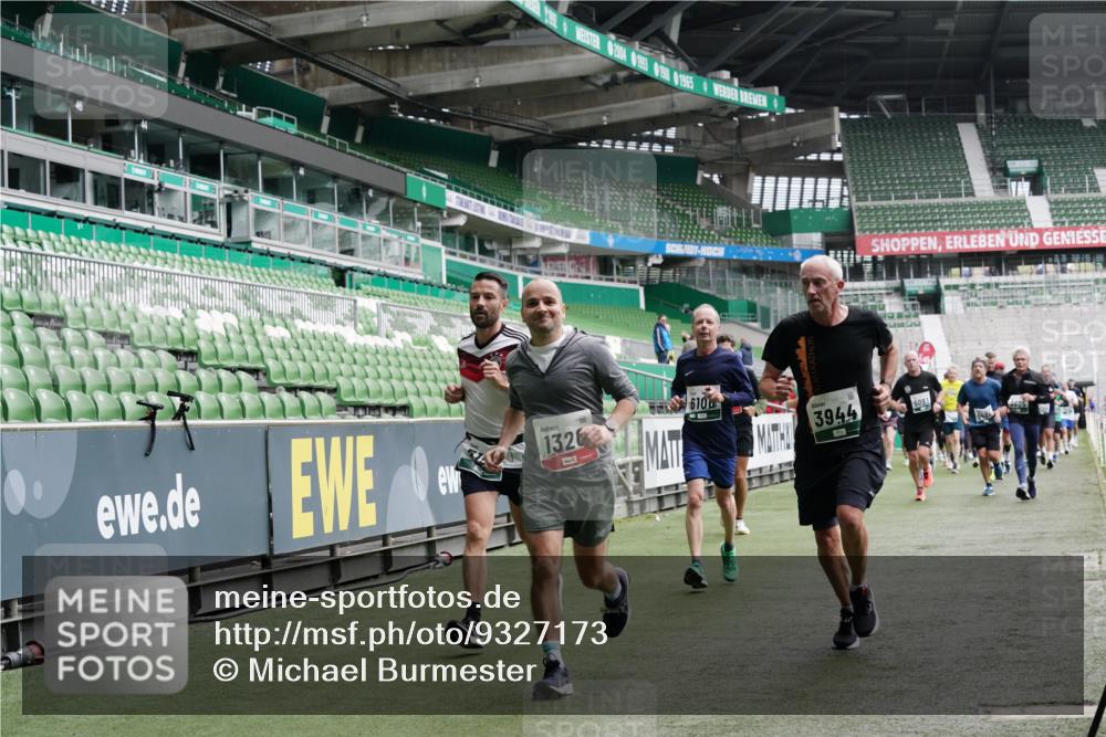 05.10.2025 - 20. swb-Marathon Bremen Michael Burmester http://msf.ph/oto/9327173 05.10.2025 12:55:25 Laufen im Stadion 78, 82, 104, 124, 169, 240, 319, 417, 663, 760, 944, 1261, 1326, 1474, 1483, 1490, 1531, 1721, 1737, 1910, 1945, 2022, 2162, 2265, 2431, 2459, 2494, 2605, 2642, 2716, 2884, 3069, 3074, 3489, 3515, 3519, 3531, 3612, 3838, 3848, 3944, 4079, 4116, 4195, 4212, 4257, 4456, 4672, 4771, 4796, 4816, 4823, 4853, 4919, 5034, 5093, 5152, 5177, 5289, 5452, 5484, 5554, 5691, 5719, 5833, 5907, 6048, 6106, 6184, 6276, 6527, 6570, 6615, 6649, 6820, 6937, 7052, 8642, 504, 1896 meine-sportfotos.de