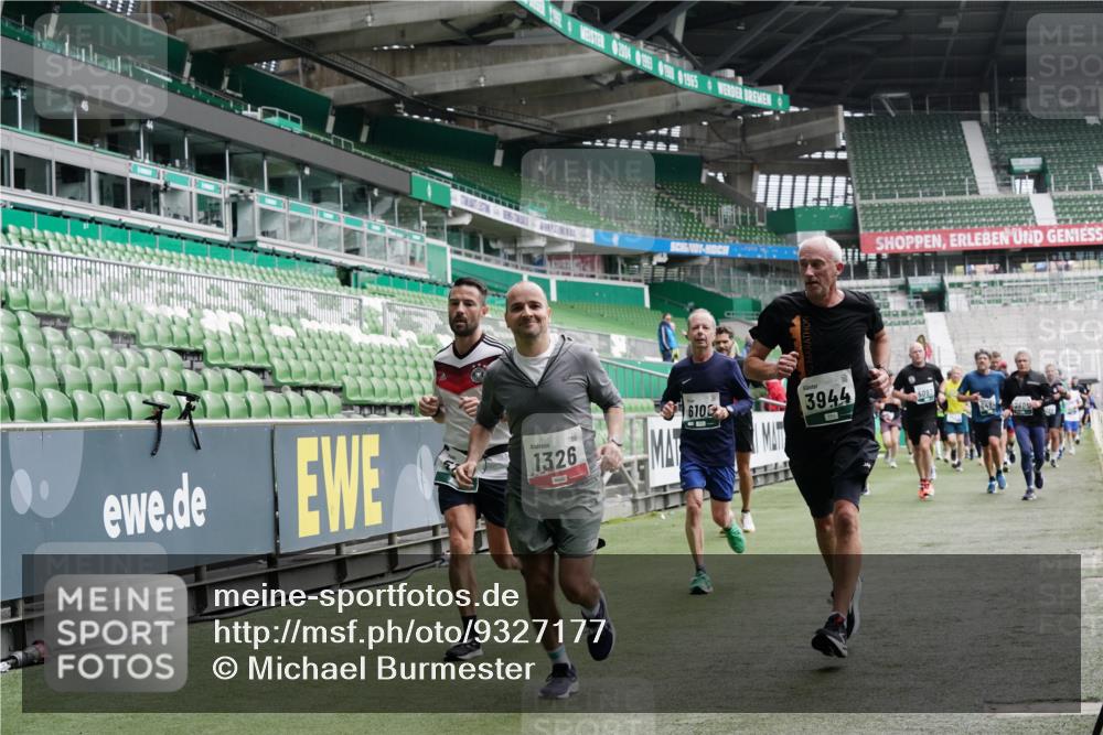 05.10.2025 - 20. swb-Marathon Bremen Michael Burmester http://msf.ph/oto/9327177 05.10.2025 12:55:25 Laufen im Stadion 78, 82, 104, 124, 169, 240, 319, 417, 663, 760, 944, 1261, 1326, 1474, 1483, 1490, 1531, 1721, 1737, 1910, 1945, 2022, 2162, 2265, 2431, 2459, 2494, 2605, 2642, 2716, 2884, 3069, 3074, 3489, 3515, 3519, 3531, 3612, 3838, 3848, 3944, 4079, 4116, 4195, 4212, 4257, 4456, 4672, 4771, 4796, 4816, 4823, 4853, 4919, 5034, 5093, 5152, 5177, 5289, 5452, 5484, 5554, 5691, 5719, 5833, 5907, 6048, 6106, 6184, 6276, 6527, 6570, 6615, 6649, 6820, 6937, 7052, 8642, 504, 1896 meine-sportfotos.de