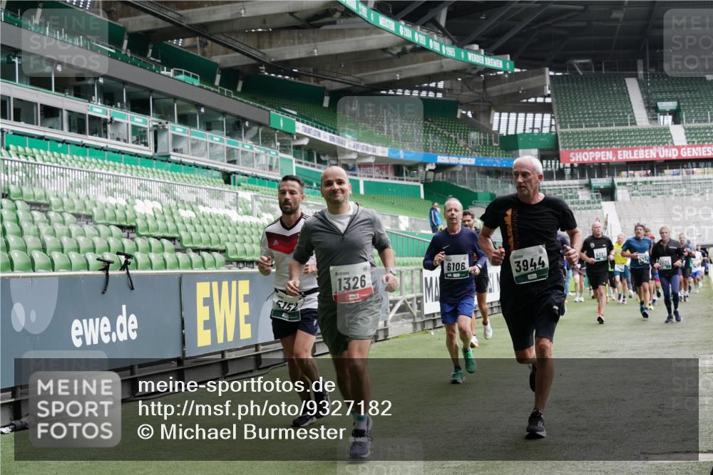 05.10.2025 - 20. swb-Marathon Bremen Michael Burmester http://msf.ph/oto/9327182 05.10.2025 12:55:25 Laufen im Stadion 78, 82, 104, 124, 169, 240, 319, 417, 663, 760, 944, 1261, 1326, 1474, 1483, 1490, 1531, 1721, 1737, 1910, 1945, 2022, 2162, 2265, 2431, 2459, 2494, 2605, 2642, 2716, 2884, 3069, 3074, 3489, 3515, 3519, 3531, 3612, 3838, 3848, 3944, 4079, 4116, 4195, 4212, 4257, 4456, 4672, 4771, 4796, 4816, 4823, 4853, 4919, 5034, 5093, 5152, 5177, 5289, 5452, 5484, 5554, 5691, 5719, 5833, 5907, 6048, 6106, 6184, 6276, 6527, 6570, 6615, 6649, 6820, 6937, 7052, 8642, 504, 1896 meine-sportfotos.de