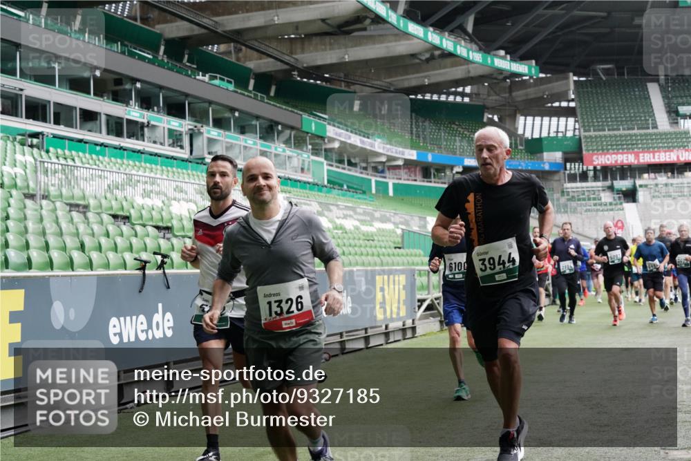 05.10.2025 - 20. swb-Marathon Bremen Michael Burmester http://msf.ph/oto/9327185 05.10.2025 12:55:25 Laufen im Stadion 78, 82, 104, 124, 169, 240, 319, 417, 663, 760, 944, 1261, 1326, 1474, 1483, 1490, 1531, 1721, 1737, 1910, 1945, 2022, 2162, 2265, 2431, 2459, 2494, 2605, 2642, 2716, 2884, 3069, 3074, 3489, 3515, 3519, 3531, 3612, 3838, 3848, 3944, 4079, 4116, 4195, 4212, 4257, 4456, 4672, 4771, 4796, 4816, 4823, 4853, 4919, 5034, 5093, 5152, 5177, 5289, 5452, 5484, 5554, 5691, 5719, 5833, 5907, 6048, 6106, 6184, 6276, 6527, 6570, 6615, 6649, 6820, 6937, 7052, 8642, 504, 1896 meine-sportfotos.de