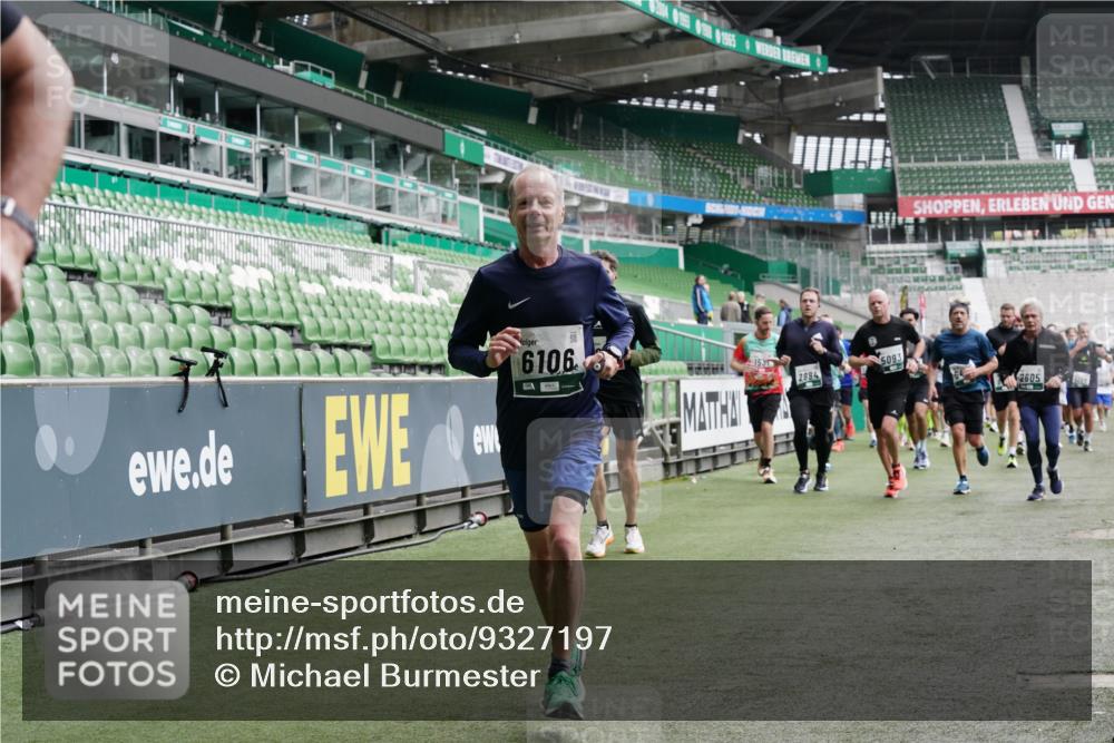 05.10.2025 - 20. swb-Marathon Bremen Michael Burmester http://msf.ph/oto/9327197 05.10.2025 12:55:27 Laufen im Stadion 78, 82, 104, 124, 169, 240, 319, 417, 663, 760, 944, 1261, 1326, 1474, 1483, 1490, 1531, 1721, 1737, 1774, 1825, 1910, 1945, 2022, 2162, 2265, 2431, 2459, 2494, 2605, 2642, 2716, 2884, 2942, 3069, 3074, 3489, 3515, 3519, 3531, 3612, 3838, 3848, 3944, 4079, 4116, 4195, 4212, 4257, 4456, 4672, 4771, 4796, 4816, 4823, 4853, 4919, 5034, 5093, 5152, 5177, 5289, 5484, 5554, 5615, 5691, 5719, 5833, 5907, 6048, 6106, 6184, 6276, 6515, 6527, 6570, 6615, 6649, 6744, 6820, 6937, 7052 meine-sportfotos.de