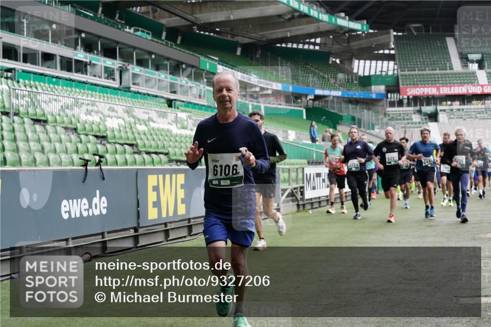 05.10.2025 - 20. swb-Marathon Bremen Michael Burmester http://msf.ph/oto/9327206 05.10.2025 12:55:27 Laufen im Stadion 78, 82, 104, 124, 169, 240, 319, 417, 663, 760, 944, 1261, 1326, 1474, 1483, 1490, 1531, 1721, 1737, 1774, 1825, 1910, 1945, 2022, 2162, 2265, 2431, 2459, 2494, 2605, 2642, 2716, 2884, 2942, 3069, 3074, 3489, 3515, 3519, 3531, 3612, 3838, 3848, 3944, 4079, 4116, 4195, 4212, 4257, 4456, 4672, 4771, 4796, 4816, 4823, 4853, 4919, 5034, 5093, 5152, 5177, 5289, 5484, 5554, 5615, 5691, 5719, 5833, 5907, 6048, 6106, 6184, 6276, 6515, 6527, 6570, 6615, 6649, 6744, 6820, 6937, 7052 meine-sportfotos.de