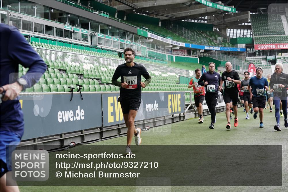 05.10.2025 - 20. swb-Marathon Bremen Michael Burmester http://msf.ph/oto/9327210 05.10.2025 12:55:28 Laufen im Stadion 78, 82, 104, 124, 169, 240, 319, 417, 663, 760, 944, 1261, 1326, 1483, 1490, 1531, 1721, 1737, 1774, 1825, 1910, 1945, 2022, 2162, 2431, 2459, 2494, 2605, 2642, 2716, 2884, 2942, 3069, 3074, 3489, 3515, 3519, 3612, 3838, 3848, 3944, 4079, 4116, 4195, 4212, 4456, 4672, 4771, 4796, 4816, 4823, 4853, 4919, 5034, 5093, 5152, 5177, 5289, 5484, 5554, 5615, 5691, 5719, 5833, 5907, 6048, 6106, 6184, 6276, 6515, 6527, 6570, 6615, 6649, 6744, 6820, 6937, 7052, 104 meine-sportfotos.de