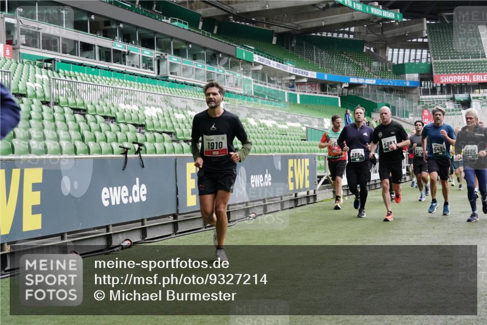 05.10.2025 - 20. swb-Marathon Bremen Michael Burmester http://msf.ph/oto/9327214 05.10.2025 12:55:28 Laufen im Stadion 78, 82, 104, 124, 169, 240, 319, 417, 663, 760, 944, 1261, 1326, 1483, 1490, 1531, 1721, 1737, 1774, 1825, 1910, 1945, 2022, 2162, 2431, 2459, 2494, 2605, 2642, 2716, 2884, 2942, 3069, 3074, 3489, 3515, 3519, 3612, 3838, 3848, 3944, 4079, 4116, 4195, 4212, 4456, 4672, 4771, 4796, 4816, 4823, 4853, 4919, 5034, 5093, 5152, 5177, 5289, 5484, 5554, 5615, 5691, 5719, 5833, 5907, 6048, 6106, 6184, 6276, 6515, 6527, 6570, 6615, 6649, 6744, 6820, 6937, 7052, 104 meine-sportfotos.de