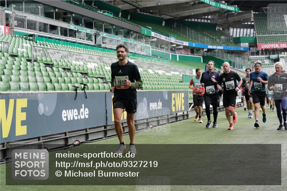 05.10.2025 - 20. swb-Marathon Bremen Michael Burmester http://msf.ph/oto/9327219 05.10.2025 12:55:28 Laufen im Stadion 78, 82, 104, 124, 169, 240, 319, 417, 663, 760, 944, 1261, 1326, 1483, 1490, 1531, 1721, 1737, 1774, 1825, 1910, 1945, 2022, 2162, 2431, 2459, 2494, 2605, 2642, 2716, 2884, 2942, 3069, 3074, 3489, 3515, 3519, 3612, 3838, 3848, 3944, 4079, 4116, 4195, 4212, 4456, 4672, 4771, 4796, 4816, 4823, 4853, 4919, 5034, 5093, 5152, 5177, 5289, 5484, 5554, 5615, 5691, 5719, 5833, 5907, 6048, 6106, 6184, 6276, 6515, 6527, 6570, 6615, 6649, 6744, 6820, 6937, 7052, 104 meine-sportfotos.de
