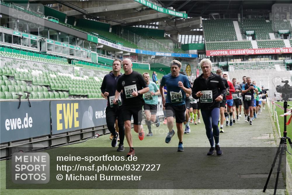 05.10.2025 - 20. swb-Marathon Bremen Michael Burmester http://msf.ph/oto/9327227 05.10.2025 12:55:30 Laufen im Stadion 78, 82, 124, 169, 240, 319, 417, 663, 760, 944, 1261, 1326, 1490, 1531, 1737, 1774, 1825, 1910, 1931, 1945, 2022, 2162, 2431, 2459, 2490, 2494, 2605, 2642, 2716, 2884, 2942, 3074, 3489, 3515, 3519, 3612, 3838, 3944, 4079, 4116, 4195, 4212, 4456, 4672, 4771, 4796, 4816, 4823, 4853, 4919, 5034, 5093, 5152, 5177, 5289, 5484, 5554, 5615, 5691, 5719, 5833, 5907, 6048, 6106, 6184, 6276, 6515, 6527, 6570, 6615, 6649, 6744, 6820, 6937, 7052, 8060, 82, 104 meine-sportfotos.de