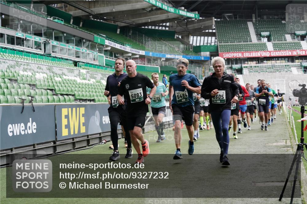 05.10.2025 - 20. swb-Marathon Bremen Michael Burmester http://msf.ph/oto/9327232 05.10.2025 12:55:30 Laufen im Stadion 78, 82, 124, 169, 240, 319, 417, 663, 760, 944, 1261, 1326, 1490, 1531, 1737, 1774, 1825, 1910, 1931, 1945, 2022, 2162, 2431, 2459, 2490, 2494, 2605, 2642, 2716, 2884, 2942, 3074, 3489, 3515, 3519, 3612, 3838, 3944, 4079, 4116, 4195, 4212, 4456, 4672, 4771, 4796, 4816, 4823, 4853, 4919, 5034, 5093, 5152, 5177, 5289, 5484, 5554, 5615, 5691, 5719, 5833, 5907, 6048, 6106, 6184, 6276, 6515, 6527, 6570, 6615, 6649, 6744, 6820, 6937, 7052, 8060, 82, 104 meine-sportfotos.de