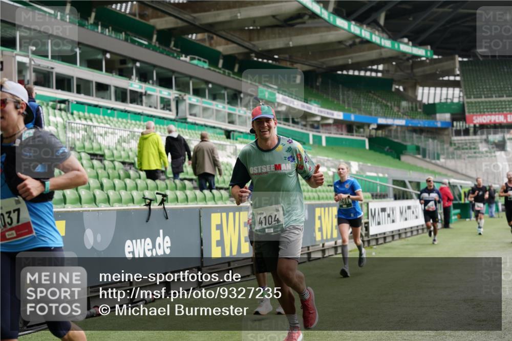 05.10.2025 - 20. swb-Marathon Bremen Michael Burmester http://msf.ph/oto/9327235 05.10.2025 12:51:02 Laufen im Stadion 122, 334, 503, 601, 688, 736, 745, 1025, 1033, 1037, 1044, 1166, 1359, 1450, 1499, 1577, 1689, 1701, 1909, 2059, 2381, 2493, 3267, 3291, 3419, 3608, 3661, 4032, 4104, 4366, 4654, 4962, 5184, 5418, 5551, 5817, 5838, 6066, 6210, 6252, 6401, 6477, 6681, 6775, 7493, 7723, 8083, 8995, 679, 845, 906, 939, 1388, 1707, 2721, 3228, 3259, 3353, 4318, 4367, 4938, 5118, 5389, 5564, 5873, 6216, 6281, 6717, 7826, 7963, 8907 meine-sportfotos.de
