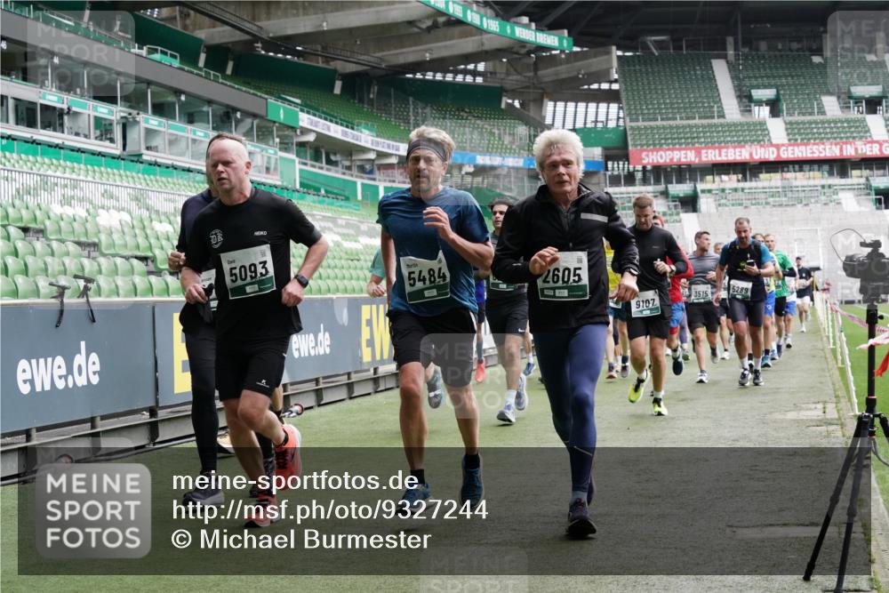 05.10.2025 - 20. swb-Marathon Bremen Michael Burmester http://msf.ph/oto/9327244 05.10.2025 12:55:30 Laufen im Stadion 78, 82, 124, 169, 240, 319, 417, 663, 760, 944, 1261, 1326, 1490, 1531, 1737, 1774, 1825, 1910, 1931, 1945, 2022, 2162, 2431, 2459, 2490, 2494, 2605, 2642, 2716, 2884, 2942, 3074, 3489, 3515, 3519, 3612, 3838, 3944, 4079, 4116, 4195, 4212, 4456, 4672, 4771, 4796, 4816, 4823, 4853, 4919, 5034, 5093, 5152, 5177, 5289, 5484, 5554, 5615, 5691, 5719, 5833, 5907, 6048, 6106, 6184, 6276, 6515, 6527, 6570, 6615, 6649, 6744, 6820, 6937, 7052, 8060, 82, 104 meine-sportfotos.de