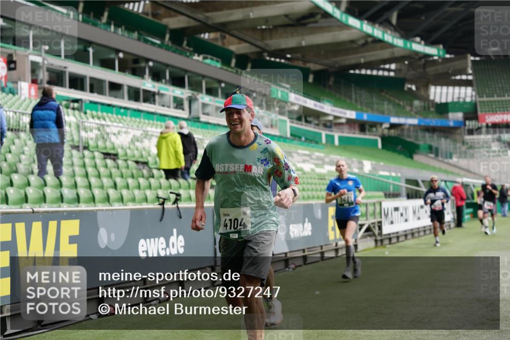 05.10.2025 - 20. swb-Marathon Bremen Michael Burmester http://msf.ph/oto/9327247 05.10.2025 12:51:03 Laufen im Stadion 122, 334, 503, 601, 688, 736, 745, 1025, 1033, 1037, 1044, 1166, 1359, 1450, 1499, 1577, 1689, 1701, 1909, 2059, 2381, 2493, 2526, 3267, 3291, 3419, 3608, 3661, 4032, 4104, 4366, 4654, 4962, 5184, 5418, 5551, 5817, 5838, 6066, 6210, 6252, 6401, 6477, 6681, 6775, 7493, 7723, 8083, 8995, 679, 845, 906, 939, 1388, 1707, 2721, 3228, 3259, 4318, 4367, 4938, 5118, 5389, 5564, 5873, 6216, 6281, 6717, 7826, 7963, 8907 meine-sportfotos.de