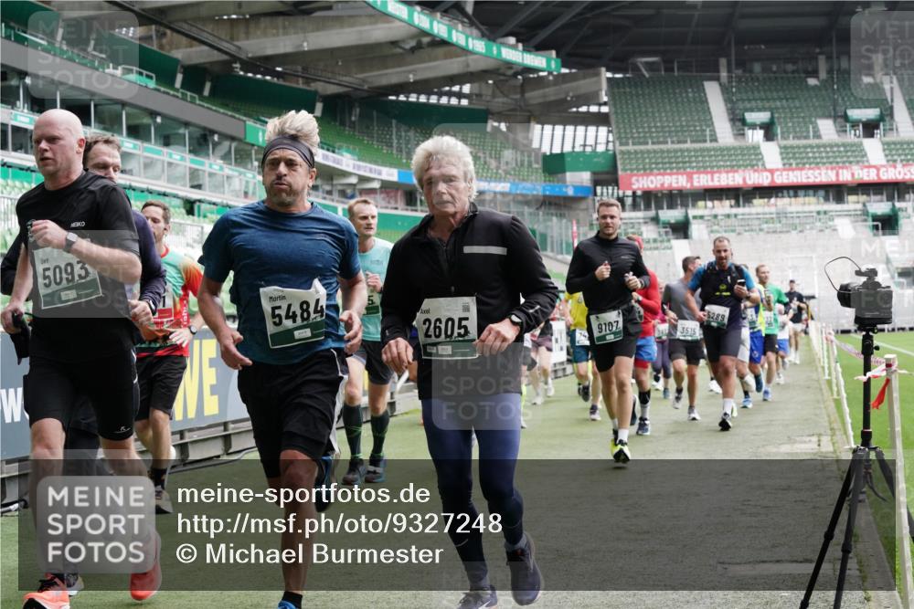 05.10.2025 - 20. swb-Marathon Bremen Michael Burmester http://msf.ph/oto/9327248 05.10.2025 12:55:31 Laufen im Stadion 78, 124, 169, 240, 319, 663, 760, 944, 1261, 1326, 1490, 1531, 1737, 1774, 1825, 1910, 1931, 1945, 2022, 2162, 2431, 2459, 2490, 2494, 2605, 2642, 2716, 2884, 2942, 3074, 3489, 3515, 3519, 3612, 3838, 3944, 4079, 4116, 4149, 4195, 4212, 4456, 4672, 4771, 4796, 4816, 4823, 4853, 4919, 5034, 5093, 5152, 5177, 5289, 5484, 5554, 5615, 5691, 5719, 5833, 5907, 6048, 6106, 6184, 6276, 6515, 6527, 6570, 6615, 6649, 6744, 6820, 6937, 7052, 8060, 82, 104 meine-sportfotos.de