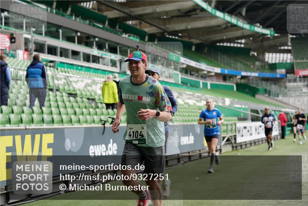 05.10.2025 - 20. swb-Marathon Bremen Michael Burmester http://msf.ph/oto/9327251 05.10.2025 12:51:03 Laufen im Stadion 122, 334, 503, 601, 688, 736, 745, 1025, 1033, 1037, 1044, 1166, 1359, 1450, 1499, 1577, 1689, 1701, 1909, 2059, 2381, 2493, 2526, 3267, 3291, 3419, 3608, 3661, 4032, 4104, 4366, 4654, 4962, 5184, 5418, 5551, 5817, 5838, 6066, 6210, 6252, 6401, 6477, 6681, 6775, 7493, 7723, 8083, 8995, 679, 845, 906, 939, 1388, 1707, 2721, 3228, 3259, 4318, 4367, 4938, 5118, 5389, 5564, 5873, 6216, 6281, 6717, 7826, 7963, 8907 meine-sportfotos.de