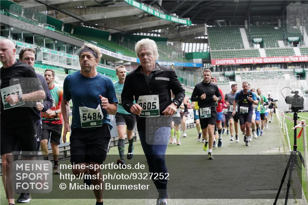 05.10.2025 - 20. swb-Marathon Bremen Michael Burmester http://msf.ph/oto/9327252 05.10.2025 12:55:31 Laufen im Stadion 78, 124, 169, 240, 319, 663, 760, 944, 1261, 1326, 1490, 1531, 1737, 1774, 1825, 1910, 1931, 1945, 2022, 2162, 2431, 2459, 2490, 2494, 2605, 2642, 2716, 2884, 2942, 3074, 3489, 3515, 3519, 3612, 3838, 3944, 4079, 4116, 4149, 4195, 4212, 4456, 4672, 4771, 4796, 4816, 4823, 4853, 4919, 5034, 5093, 5152, 5177, 5289, 5484, 5554, 5615, 5691, 5719, 5833, 5907, 6048, 6106, 6184, 6276, 6515, 6527, 6570, 6615, 6649, 6744, 6820, 6937, 7052, 8060, 82, 104 meine-sportfotos.de