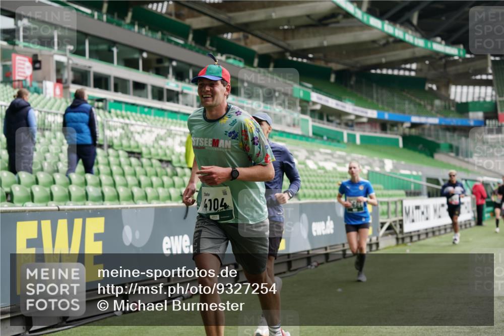 05.10.2025 - 20. swb-Marathon Bremen Michael Burmester http://msf.ph/oto/9327254 05.10.2025 12:51:03 Laufen im Stadion 122, 334, 503, 601, 688, 736, 745, 1025, 1033, 1037, 1044, 1166, 1359, 1450, 1499, 1577, 1689, 1701, 1909, 2059, 2381, 2493, 2526, 3267, 3291, 3419, 3608, 3661, 4032, 4104, 4366, 4654, 4962, 5184, 5418, 5551, 5817, 5838, 6066, 6210, 6252, 6401, 6477, 6681, 6775, 7493, 7723, 8083, 8995, 679, 845, 906, 939, 1388, 1707, 2721, 3228, 3259, 4318, 4367, 4938, 5118, 5389, 5564, 5873, 6216, 6281, 6717, 7826, 7963, 8907 meine-sportfotos.de