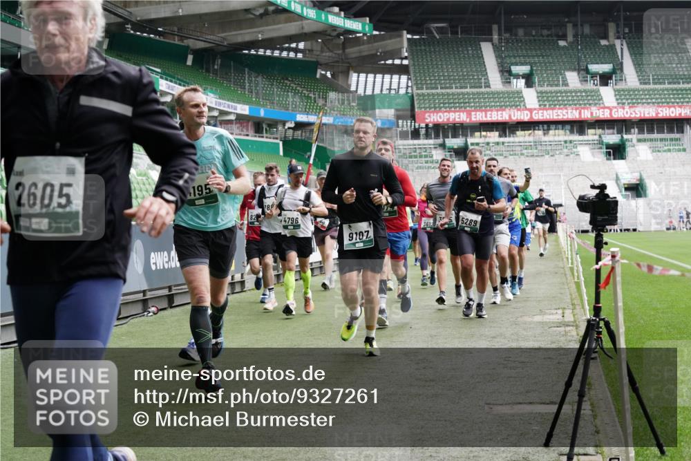 05.10.2025 - 20. swb-Marathon Bremen Michael Burmester http://msf.ph/oto/9327261 05.10.2025 12:55:32 Laufen im Stadion 78, 124, 169, 240, 319, 663, 760, 944, 1261, 1326, 1490, 1531, 1737, 1774, 1825, 1910, 1931, 1945, 2022, 2162, 2431, 2459, 2490, 2494, 2605, 2642, 2716, 2884, 2942, 3074, 3489, 3515, 3519, 3612, 3838, 3944, 4079, 4116, 4149, 4195, 4212, 4456, 4672, 4771, 4796, 4816, 4823, 4853, 4919, 5034, 5093, 5152, 5177, 5289, 5484, 5554, 5615, 5691, 5719, 5833, 5907, 6048, 6106, 6184, 6276, 6515, 6527, 6570, 6615, 6649, 6744, 6820, 6937, 7052, 8060, 82, 104 meine-sportfotos.de