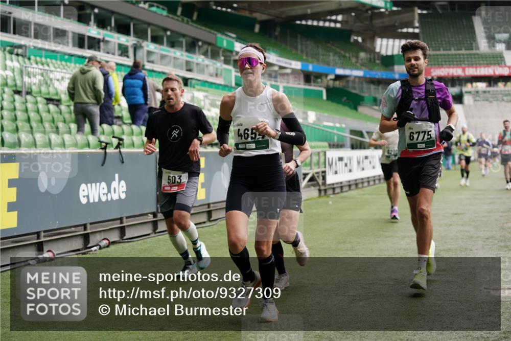 05.10.2025 - 20. swb-Marathon Bremen Michael Burmester http://msf.ph/oto/9327309 05.10.2025 12:51:10 Laufen im Stadion 122, 334, 503, 601, 688, 745, 750, 1033, 1037, 1044, 1064, 1166, 1314, 1450, 1499, 1577, 1689, 1701, 1909, 1911, 2059, 2279, 2350, 2381, 2493, 2526, 3267, 3291, 3419, 3608, 3661, 4032, 4104, 4260, 4366, 4654, 4687, 4962, 5418, 5551, 5817, 5838, 6066, 6210, 6252, 6401, 6477, 6681, 6775, 7493, 7723, 8066, 8083, 8682, 8780, 8995, 679, 736, 906, 1025, 1359, 2721, 3228, 4318, 4938, 5184, 5389, 5564, 5873, 6216, 6717, 7826, 7963, 8907 meine-sportfotos.de