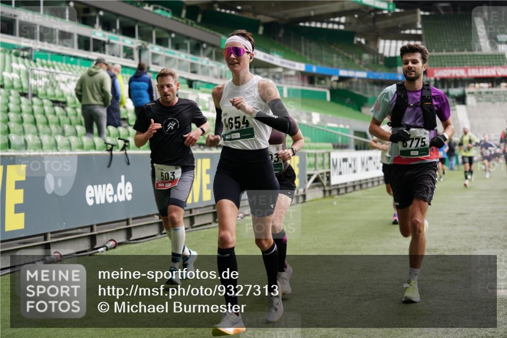 05.10.2025 - 20. swb-Marathon Bremen Michael Burmester http://msf.ph/oto/9327313 05.10.2025 12:51:10 Laufen im Stadion 122, 334, 503, 601, 688, 745, 750, 1033, 1037, 1044, 1064, 1166, 1314, 1450, 1499, 1577, 1689, 1701, 1909, 1911, 2059, 2279, 2350, 2381, 2493, 2526, 3267, 3291, 3419, 3608, 3661, 4032, 4104, 4260, 4366, 4654, 4687, 4962, 5418, 5551, 5817, 5838, 6066, 6210, 6252, 6401, 6477, 6681, 6775, 7493, 7723, 8066, 8083, 8682, 8780, 8995, 679, 736, 906, 1025, 1359, 2721, 3228, 4318, 4938, 5184, 5389, 5564, 5873, 6216, 6717, 7826, 7963, 8907 meine-sportfotos.de