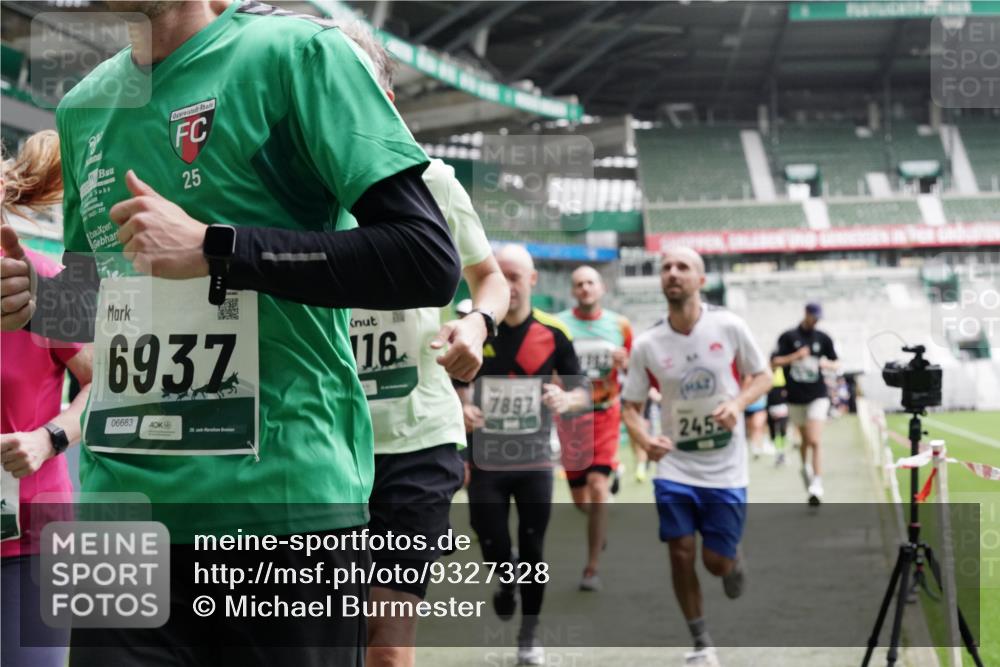 05.10.2025 - 20. swb-Marathon Bremen Michael Burmester http://msf.ph/oto/9327328 05.10.2025 12:55:38 Laufen im Stadion 78, 240, 663, 760, 984, 1261, 1326, 1490, 1531, 1737, 1774, 1825, 1910, 1931, 2022, 2162, 2431, 2459, 2490, 2494, 2605, 2642, 2716, 2884, 2942, 3074, 3489, 3515, 3519, 3612, 3749, 3838, 3944, 4079, 4116, 4149, 4195, 4212, 4288, 4432, 4456, 4771, 4796, 4823, 4853, 4919, 5034, 5093, 5152, 5177, 5289, 5484, 5554, 5615, 5691, 5719, 5833, 5907, 6048, 6106, 6184, 6276, 6515, 6527, 6570, 6615, 6649, 6744, 6820, 6937, 8060, 8144, 82, 104, 124, 169 meine-sportfotos.de
