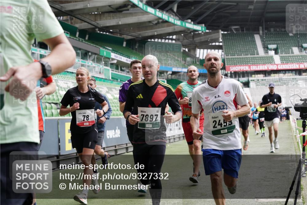 05.10.2025 - 20. swb-Marathon Bremen Michael Burmester http://msf.ph/oto/9327332 05.10.2025 12:55:38 Laufen im Stadion 78, 240, 663, 760, 984, 1261, 1326, 1490, 1531, 1737, 1774, 1825, 1910, 1931, 2022, 2162, 2431, 2459, 2490, 2494, 2605, 2642, 2716, 2884, 2942, 3074, 3489, 3515, 3519, 3612, 3749, 3838, 3944, 4079, 4116, 4149, 4195, 4212, 4288, 4432, 4456, 4771, 4796, 4823, 4853, 4919, 5034, 5093, 5152, 5177, 5289, 5484, 5554, 5615, 5691, 5719, 5833, 5907, 6048, 6106, 6184, 6276, 6515, 6527, 6570, 6615, 6649, 6744, 6820, 6937, 8060, 8144, 82, 104, 124, 169 meine-sportfotos.de