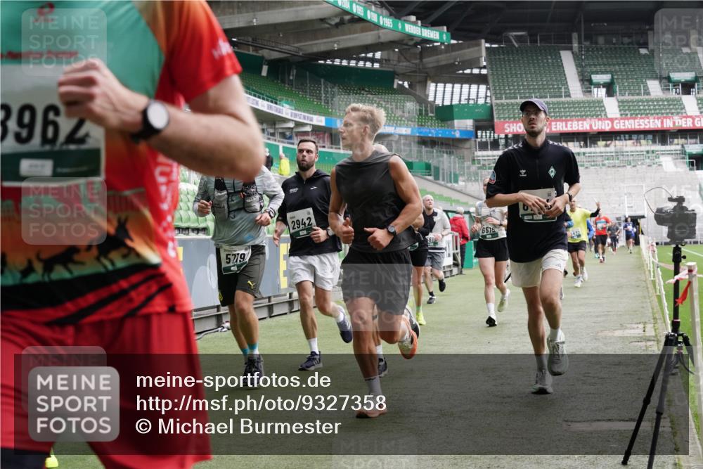 05.10.2025 - 20. swb-Marathon Bremen Michael Burmester http://msf.ph/oto/9327358 05.10.2025 12:55:41 Laufen im Stadion 78, 240, 663, 760, 984, 1261, 1326, 1490, 1531, 1737, 1774, 1825, 1910, 1931, 2022, 2162, 2459, 2490, 2494, 2605, 2642, 2716, 2884, 2942, 3074, 3489, 3515, 3519, 3612, 3749, 3838, 3944, 4079, 4116, 4149, 4195, 4212, 4288, 4432, 4456, 4771, 4796, 4823, 4853, 4919, 5034, 5093, 5152, 5177, 5289, 5370, 5484, 5490, 5554, 5615, 5691, 5719, 5833, 5907, 6048, 6106, 6276, 6441, 6515, 6527, 6570, 6615, 6649, 6744, 6820, 6937, 8060, 8144, 82, 104, 124, 169 meine-sportfotos.de