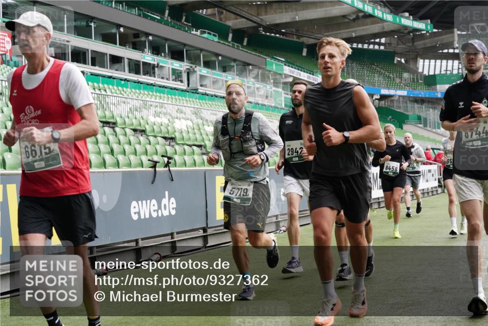 05.10.2025 - 20. swb-Marathon Bremen Michael Burmester http://msf.ph/oto/9327362 05.10.2025 12:55:41 Laufen im Stadion 78, 240, 663, 760, 984, 1261, 1326, 1490, 1531, 1737, 1774, 1825, 1910, 1931, 2022, 2162, 2459, 2490, 2494, 2605, 2642, 2716, 2884, 2942, 3074, 3489, 3515, 3519, 3612, 3749, 3838, 3944, 4079, 4116, 4149, 4195, 4212, 4288, 4432, 4456, 4771, 4796, 4823, 4853, 4919, 5034, 5093, 5152, 5177, 5289, 5370, 5484, 5490, 5554, 5615, 5691, 5719, 5833, 5907, 6048, 6106, 6276, 6441, 6515, 6527, 6570, 6615, 6649, 6744, 6820, 6937, 8060, 8144, 82, 104, 124, 169 meine-sportfotos.de