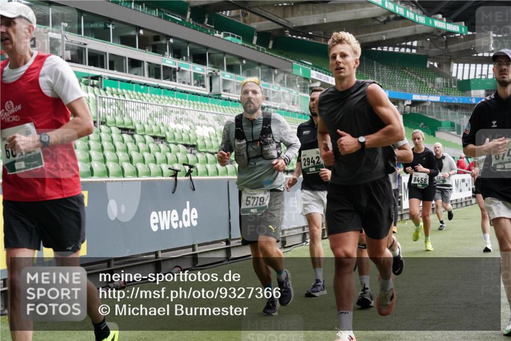 05.10.2025 - 20. swb-Marathon Bremen Michael Burmester http://msf.ph/oto/9327366 05.10.2025 12:55:41 Laufen im Stadion 78, 240, 663, 760, 984, 1261, 1326, 1490, 1531, 1737, 1774, 1825, 1910, 1931, 2022, 2162, 2459, 2490, 2494, 2605, 2642, 2716, 2884, 2942, 3074, 3489, 3515, 3519, 3612, 3749, 3838, 3944, 4079, 4116, 4149, 4195, 4212, 4288, 4432, 4456, 4771, 4796, 4823, 4853, 4919, 5034, 5093, 5152, 5177, 5289, 5370, 5484, 5490, 5554, 5615, 5691, 5719, 5833, 5907, 6048, 6106, 6276, 6441, 6515, 6527, 6570, 6615, 6649, 6744, 6820, 6937, 8060, 8144, 82, 104, 124, 169 meine-sportfotos.de