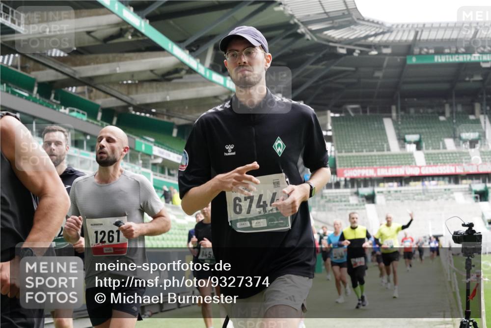 05.10.2025 - 20. swb-Marathon Bremen Michael Burmester http://msf.ph/oto/9327374 05.10.2025 12:55:42 Laufen im Stadion 78, 240, 663, 760, 984, 1261, 1326, 1490, 1531, 1737, 1774, 1825, 1910, 1931, 2022, 2162, 2459, 2490, 2494, 2605, 2642, 2716, 2884, 2942, 3074, 3489, 3515, 3519, 3612, 3749, 3838, 3944, 4079, 4116, 4149, 4195, 4212, 4288, 4432, 4456, 4771, 4796, 4823, 4853, 4919, 5034, 5093, 5152, 5177, 5289, 5370, 5484, 5490, 5554, 5615, 5691, 5719, 5833, 5907, 6048, 6106, 6276, 6441, 6515, 6527, 6570, 6615, 6649, 6744, 6797, 6820, 6937, 8060, 8144, 82, 104, 124, 169 meine-sportfotos.de