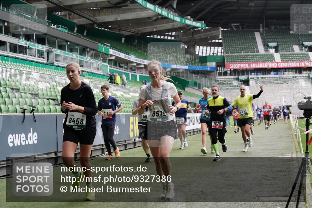 05.10.2025 - 20. swb-Marathon Bremen Michael Burmester http://msf.ph/oto/9327386 05.10.2025 12:55:43 Laufen im Stadion 78, 240, 663, 760, 984, 1261, 1326, 1490, 1531, 1737, 1774, 1825, 1910, 1931, 2022, 2162, 2459, 2490, 2605, 2642, 2716, 2884, 2942, 3074, 3489, 3515, 3519, 3612, 3749, 3838, 3944, 4079, 4116, 4149, 4195, 4212, 4288, 4432, 4456, 4771, 4796, 4823, 4853, 5034, 5093, 5152, 5177, 5289, 5370, 5484, 5490, 5554, 5615, 5691, 5719, 5833, 5907, 6048, 6106, 6276, 6441, 6515, 6527, 6570, 6615, 6649, 6744, 6797, 6820, 6937, 8060, 8144, 82, 104, 124, 169 meine-sportfotos.de